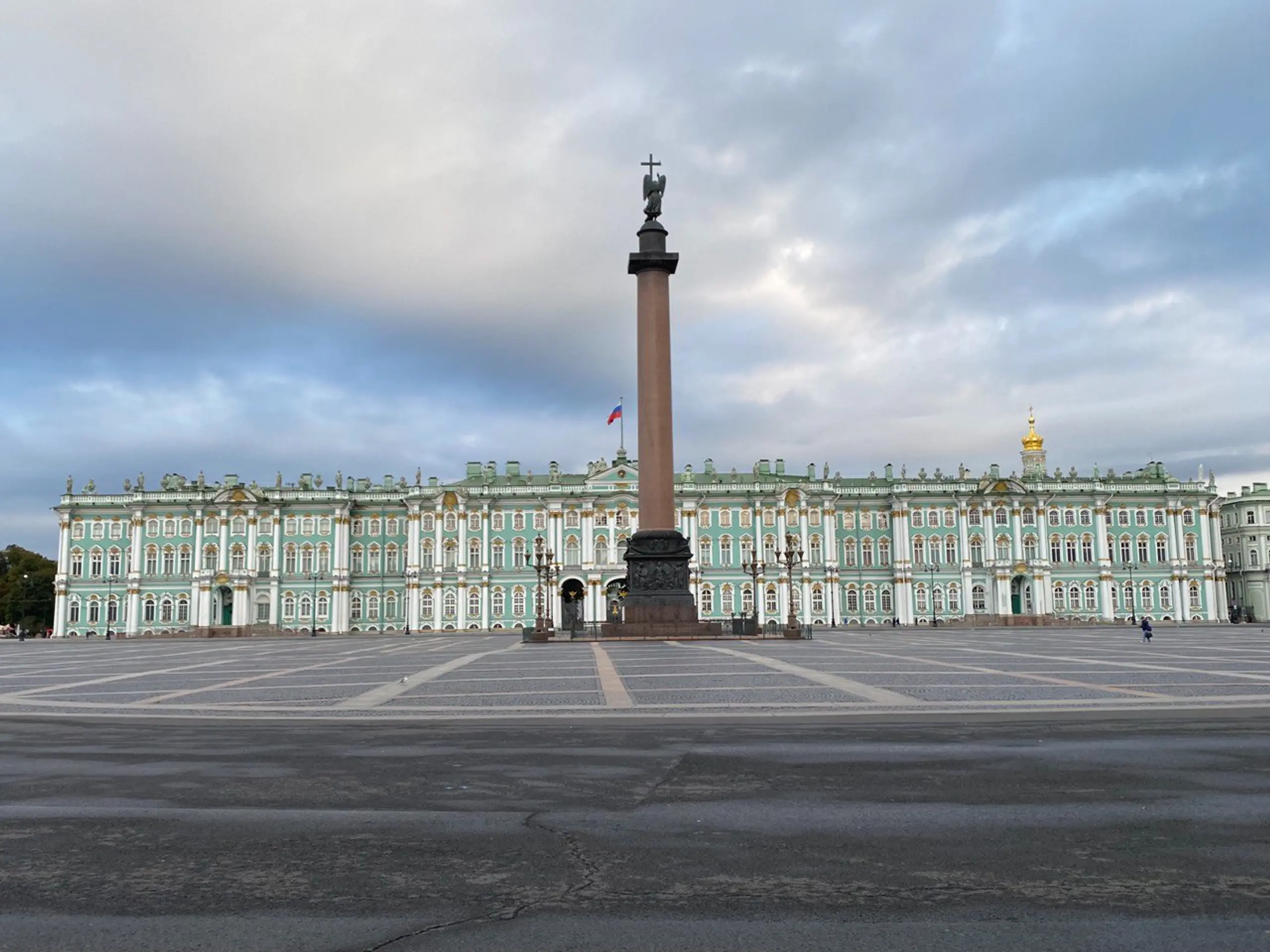 Прогулка по Санкт-Петербургу погожим днём