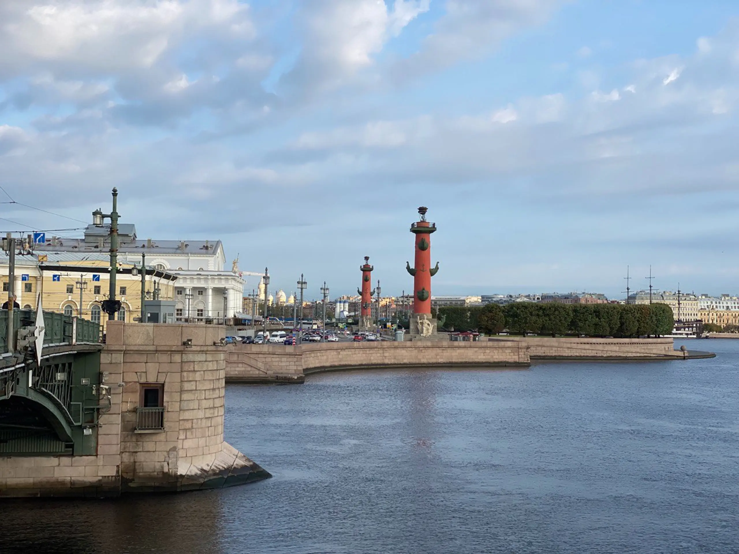 Прогулка по Санкт-Петербургу погожим днём
