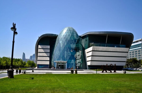 Баку. Приморский бульвар и белый шедевр Баку. Приморский бульвар и белый шедевр