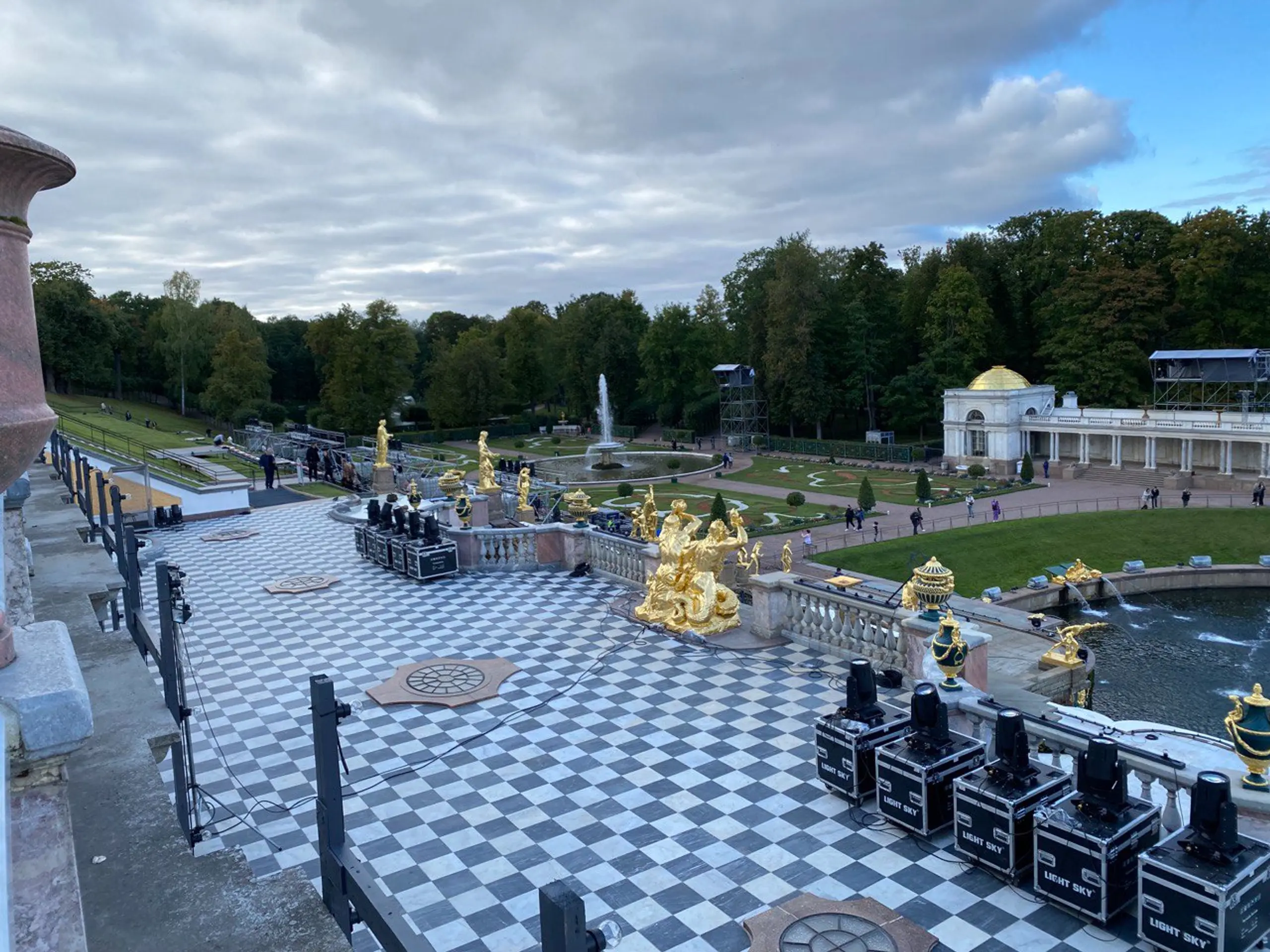 Прогулка по парку Петродворца в Петергофе