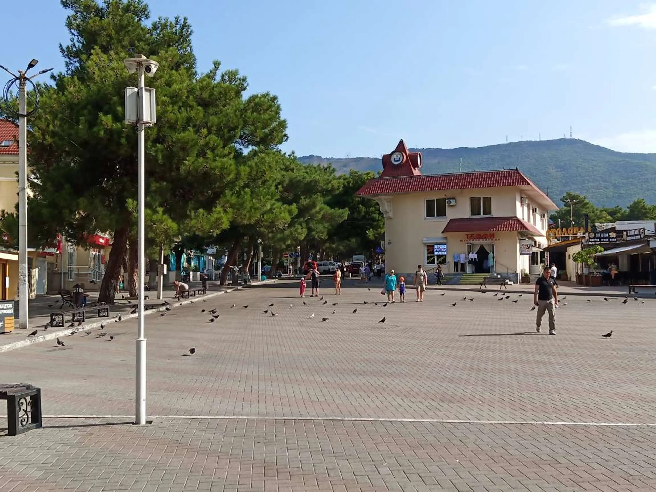 Прогулка по городу-курорту Геленджик солнечным днём