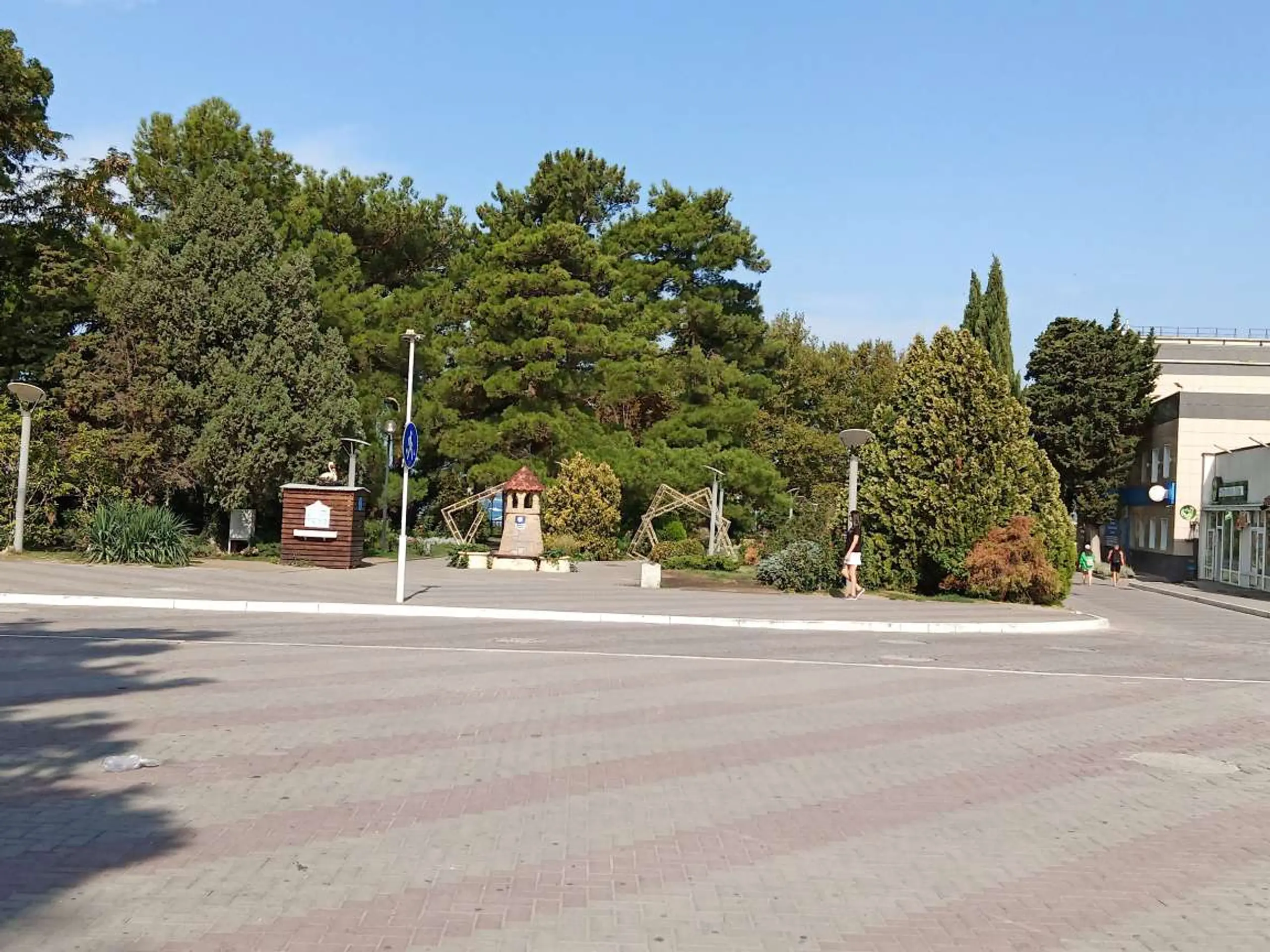 Прогулка по городу-курорту Геленджик солнечным днём