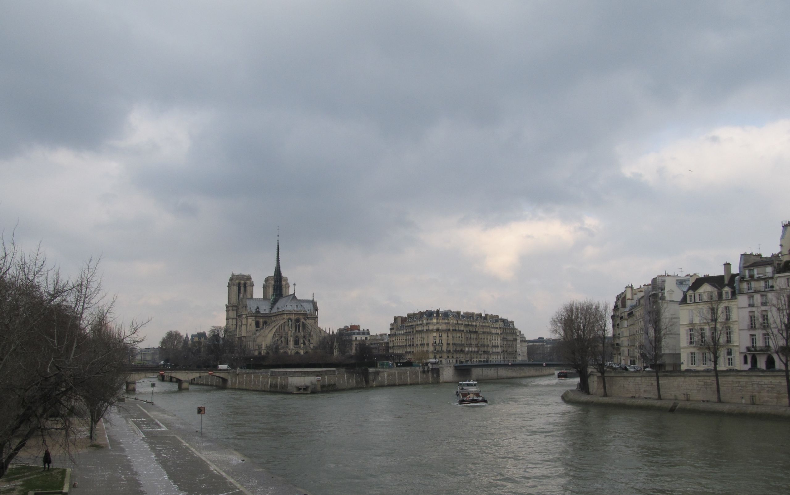 Прогулки вокруг Нотр Дам де Пари